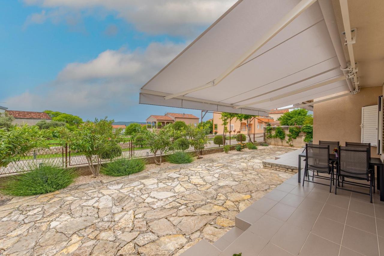 R&B Family Apartments Sveti Filip i Jakov Exterior foto